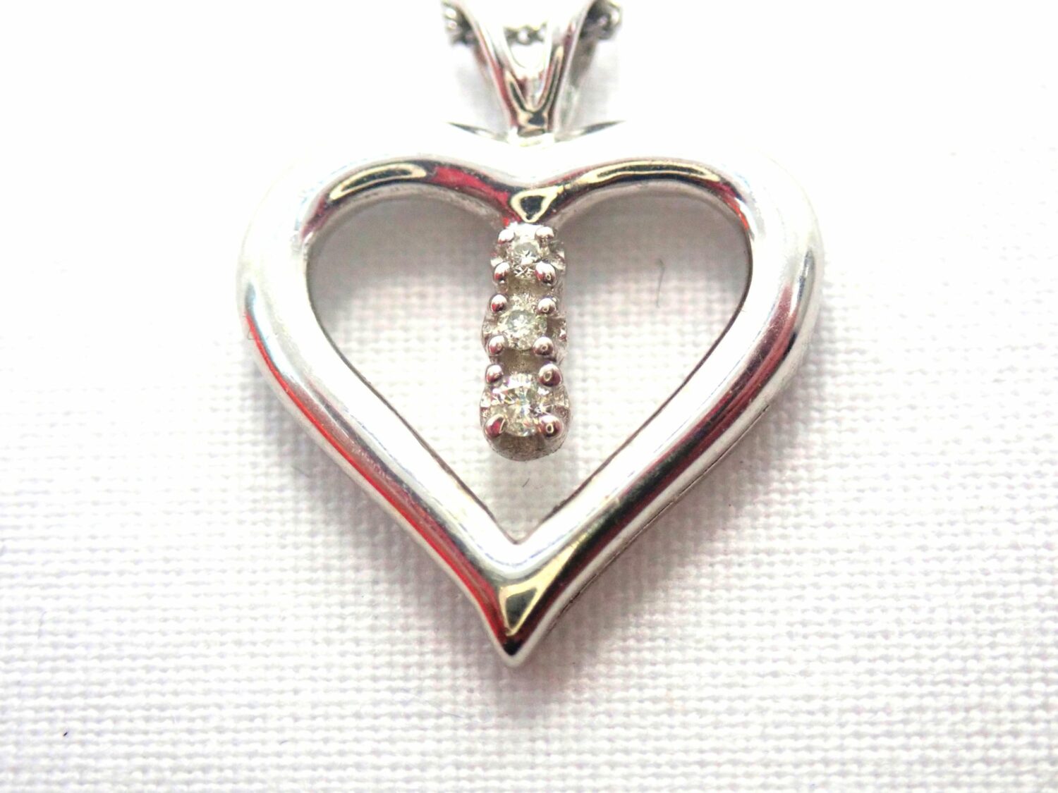Beautiful! Diamond Heart Pendant & 18″ Curb Chain 9 carat White Gold ...
